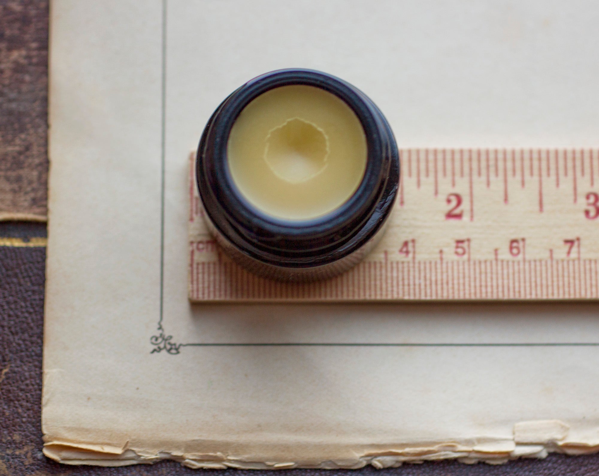 Aumbre Solid Perfume in Round Jar